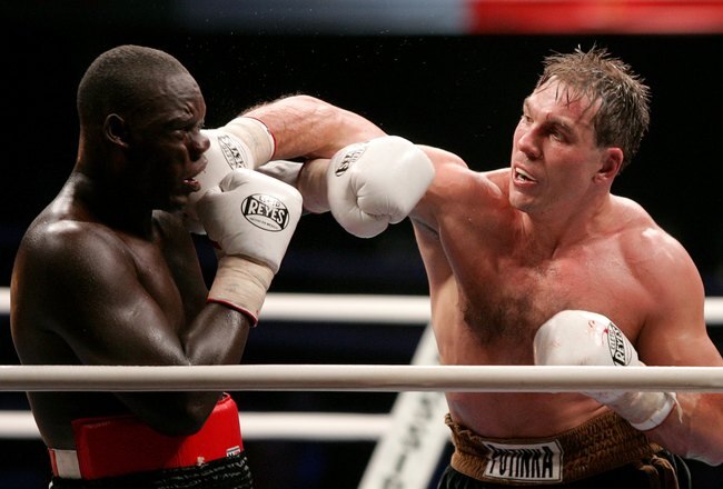 MOSCOW - DECEMBER 10:  Oleg Maskaev (R) of Russia in action against Peter Okhello of Uganda during the WBC Heavyweight title fight on December 10, 2006 in Moscow, Russia. (Photo by Dima Korotayev/Epsilon/Getty Images)