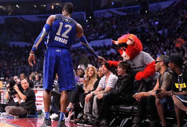 LOS ANGELES, CA - FEBRUARY 20:  (L-R) Dwight Howard #12 of the Orlando Magic and the Eastern Conference, singer Justin Bieber, and Chicago Bulls mascot 'Benny the Bull' courtside during the 2011 NBA All-Star game at Staples Center on February 20, 2011 in Los Angeles, California. NOTE TO USER: User expressly acknowledges and agrees that, by downloading and or using this photograph, User is consenting to the terms and conditions of the Getty Images License Agreement.  (Photo by Kevork Djansezian/Getty Images)