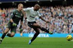MANCHESTER, ENGLAND - JANUARY 22:   Jermain Defoe of Tottenham Hotspur beats Joe Hart of Manchester City to score his team's first goal during the Barclays Premier League match between Manchester City and Tottenham Hotspur at the Etihad Stadium on January 22, 2012 in Manchester, England. (Photo by Michael Regan/Getty Images)
