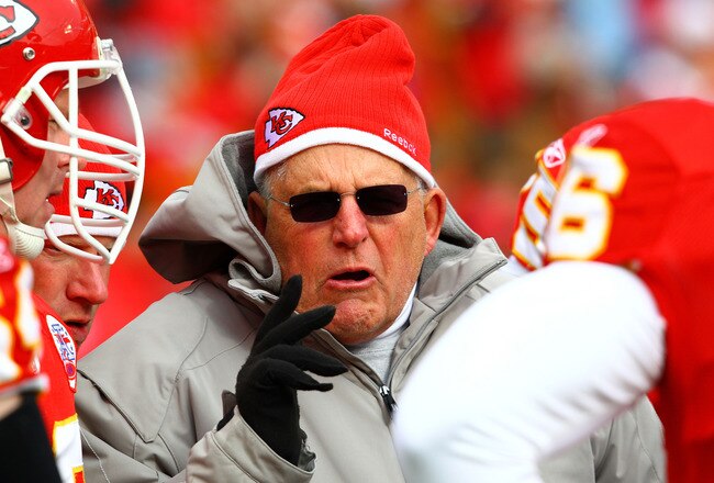 KANSAS CITY, MO - JANUARY 09:  Offensive line coach Bill Muir of the Kansas City Chiefs speaks to his players prior to taking on the Baltimore Ravens in the 2011 AFC wild card playoff game at Arrowhead Stadium on January 9, 2011 in Kansas City, Missouri.  (Photo by Dilip Vishwanat/Getty Images)