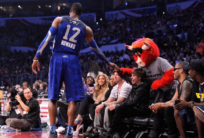 LOS ANGELES, CA - FEBRUARY 20:  (L-R) Dwight Howard #12 of the Orlando Magic and the Eastern Conference, singer Justin Bieber, and Chicago Bulls mascot 'Benny the Bull' courtside during the 2011 NBA All-Star game at Staples Center on February 20, 2011 in Los Angeles, California. NOTE TO USER: User expressly acknowledges and agrees that, by downloading and or using this photograph, User is consenting to the terms and conditions of the Getty Images License Agreement.  (Photo by Kevork Djansezian/Getty Images)