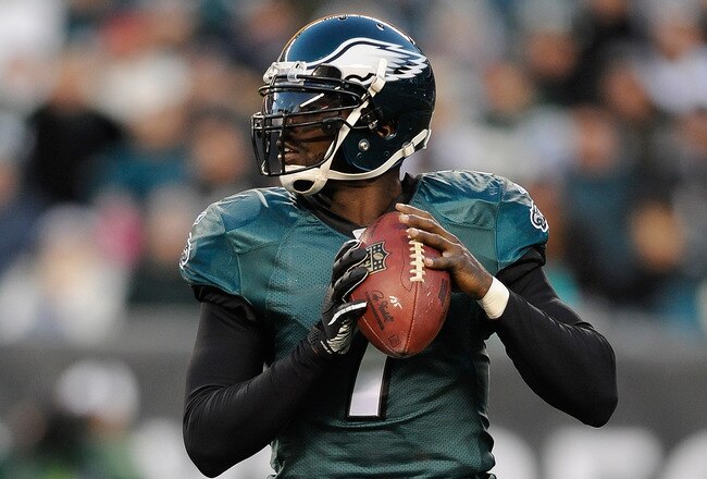 PHILADELPHIA, PA - DECEMBER 18:  Michael Vick #7 of the Philadelphia Eagles drops back for a pass against the New York Jets at Lincoln Financial Field on December 18, 2011 in Philadelphia, Pennsylvania.  (Photo by Patrick McDermott/Getty Images)