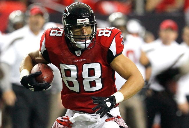 ATLANTA, GA - JANUARY 01:  Tony Gonzalez #88 of the Atlanta Falcons pulls in this reception against Ronde Barber #20 of the Tampa Bay Buccaneers at Georgia Dome on January 1, 2012 in Atlanta, Georgia.  (Photo by Kevin C. Cox/Getty Images)