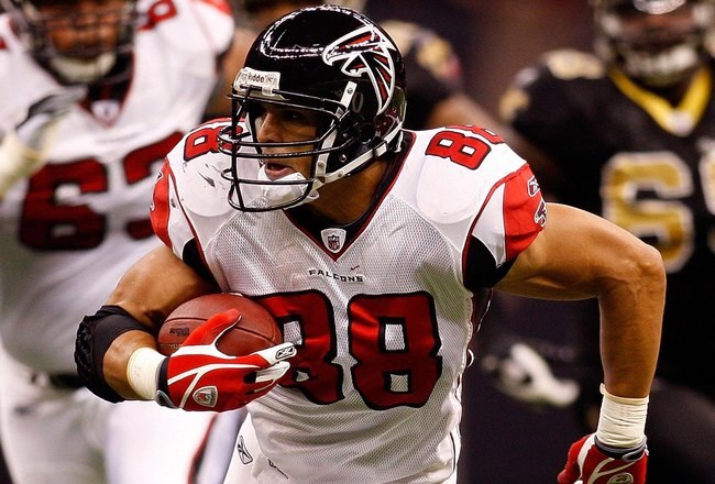 NEW ORLEANS - NOVEMBER 02:  Tony Gonzalez #88 of the Atlanta Falcons carries the ball during the game against the New Orleans Saints at Louisana Superdome on November 2, 2009 in New Orleans, Louisiana.  (Photo by Chris Graythen/Getty Images)