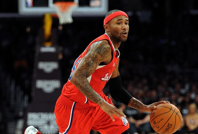 LOS ANGELES, CA - DECEMBER 19:  Mo Williams #25 of the Los Angeles Clippers dribbles to the basket during the game against the Los Angeles Lakers at Staples Center on December 19, 2011 in Los Angeles, California. NOTE TO USER: User expressly acknowledges and agrees that, by downloading and/or using this Photograph, user is consenting to the terms and conditions of the Getty Images License Agreement. Mandatory Copyright Notice: Copyright 2011 NBAE  (Photo by Harry How/Getty Images)