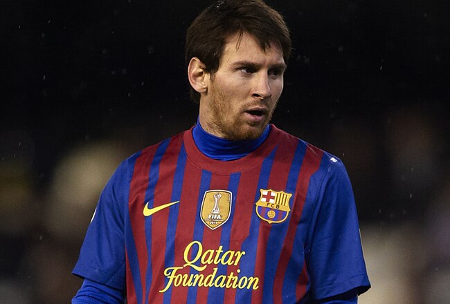 VALENCIA, SPAIN - FEBRUARY 01:  Lionel Messi of Barcelona controls the ball during the Copa del Rey Semi Final match between Valencia and Barcelona at Estadio Mestalla on February 1, 2012 in Valencia, Spain.  (Photo by Manuel Queimadelos Alonso/Getty Images)