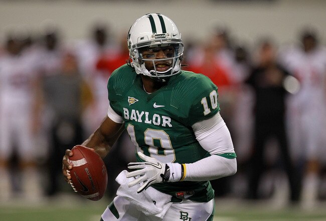 ARLINGTON, TX - NOVEMBER 26:  Robert Griffin III #10 of the Baylor Bears passesl against the Texas Tech Red Raiders at Cowboys Stadium on November 26, 2011 in Arlington, Texas.  (Photo by Ronald Martinez/Getty Images)