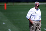 DAVIE, FL - JUNE 06:  Executive Vice President of Football Operations Bill Parcells watches practice on during Miami Dolphins Mini Camp on June 6, 2008 at the Dolphins practice facility in Davie, Florida.  (Photo by Marc Serota/Getty Images)