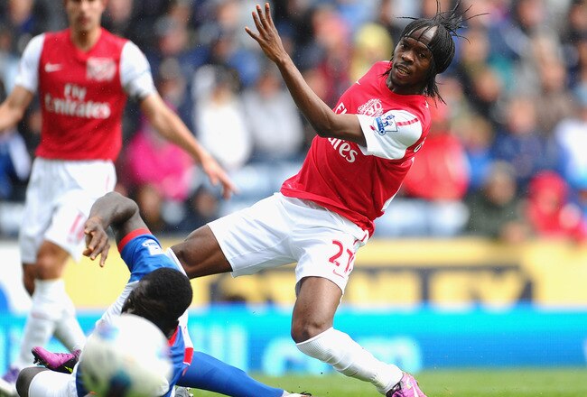 BLACKBURN, ENGLAND - SEPTEMBER 17:  Gervinho of Arsenal scores the opening goal under pressure from Chris Samba of Blackburn during the Barclays Premier League match between Blackburn Rovers and Arsenal at Ewood Park on September 17, 2011 in Blackburn, England.  (Photo by Laurence Griffiths/Getty Images)
