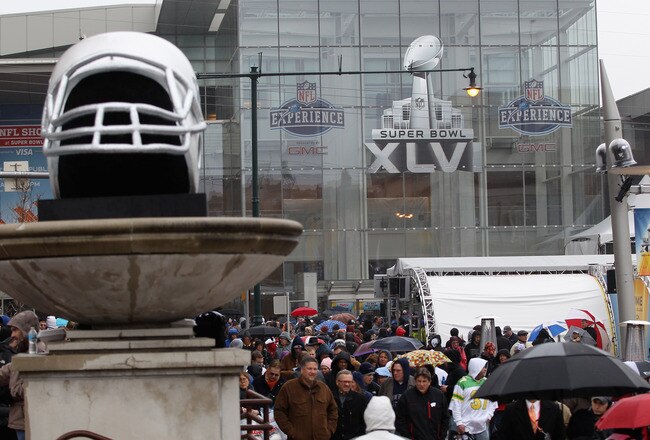INDIANAPOLIS, IN - FEBRUARY 04:  Fans crowd the streets outside the Super Bowl XLVI NFL Experience at the Indiana Convention Center on February 4, 2012 in Indianapolis, Indiana. The New England Patriots will play the New York Giants in Super Bowl XLVI on February 5, 2011 at Lucas Oil Stadium in Indianapolis, Indiana.  (Photo by Ezra Shaw/Getty Images)
