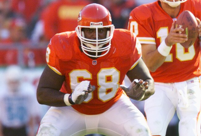 25 Nov 2001 : Will Shields #68 of the Kansas City Chiefs awaits his turn as quarterback Trent Dilfer #10 calls the play during the game against the Seattle Seahawks at Arrowhead Stadium in Kansas City, Missouri.  The Chiefs won 19-7. DIGITAL IMAGE. Mandatory Credit: Brian Bahr/Allsport