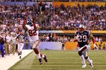 INDIANAPOLIS, IN - FEBRUARY 05:  Mario Manningham #82 of the New York Giants makes a catch out of bounds over Sterling Moore #29 of the New England Patriots in the fourth quarter during Super Bowl XLVI at Lucas Oil Stadium on February 5, 2012 in Indianapolis, Indiana.  (Photo by Al Bello/Getty Images)