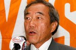 UNIONDALE, NY - AUGUST 01: Owner Charles Wang the New York Islanders addresses the media to announce that the new arena voter referendum failed on August 1, 2011 in Uniondale, New York. Wang has said that without a new arena, he may have no choice but to move the team out of Nassau County.  (Photo by Andy Marlin/Getty Images)