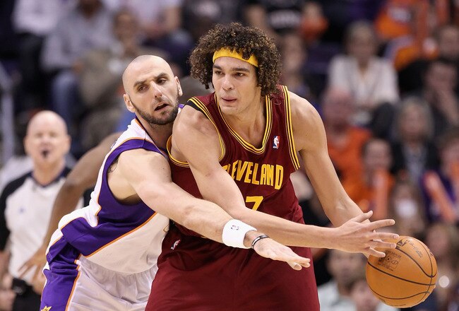 PHOENIX, AZ - JANUARY 12:  Anderson Varejao #17 of the Cleveland Cavaliers in action during the NBA game against the Phoenix Suns at US Airways Center on January 12, 2012 in Phoenix, Arizona.  NOTE TO USER: User expressly acknowledges and agrees that, by downloading and or using this photograph, User is consenting to the terms and conditions of the Getty Images License Agreement.  (Photo by Christian Petersen/Getty Images)