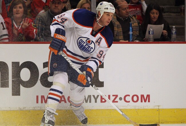 CHICAGO, IL - JANUARY 02: Ryan Smyth #94 of the Edmonton Oilers looks to pass against the Chicago Blackhawks at the United Center on January 2, 2012 in Chicago, Illinois. The Oilers defeated the Blackhawks 4-3. (Photo by Jonathan Daniel/Getty Images)