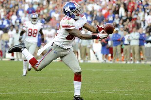 SAN FRANCISCO - NOVEMBER 13:  Mario Manningham #82 of the New York Giants has this pass go off his fingertips against the San Francisco 49ers during an NFL football game at Candlestick Park November 13, 2011 in San Francisco, California. The 49ers won the game 27-20. (Photo by Thearon W. Henderson/Getty Images)