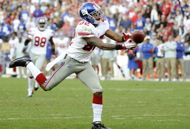 SAN FRANCISCO - NOVEMBER 13:  Mario Manningham #82 of the New York Giants has this pass go off his fingertips against the San Francisco 49ers during an NFL football game at Candlestick Park November 13, 2011 in San Francisco, California. The 49ers won the game 27-20. (Photo by Thearon W. Henderson/Getty Images)