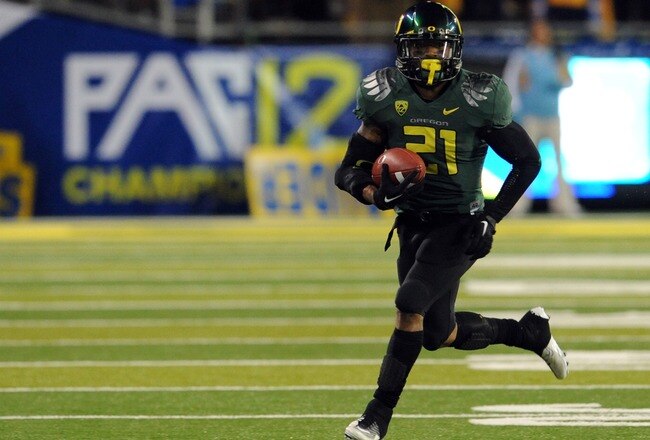 EUGENE, OR - DECEMBER 02 : Running back LaMichael James #21 of the Oregon Ducks breaks into the open in the first quarter of the Pac-12 Championship game against  the UCLA Bruins at Autzen Stadium on December 2, 2011 in Eugene, Oregon. (Photo by Steve Dykes/Getty Images)