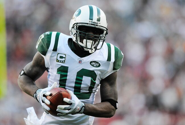 LANDOVER, MD - DECEMBER 04:  Santonio Holmes #10 of the New York Jets catches a 30 yard touchdown pass from Mark Sanchez #6 of the New York Jets against the Washington Redskins at FedExField on December 4, 2011 in Landover, Maryland.  (Photo by Patrick McDermott/Getty Images)