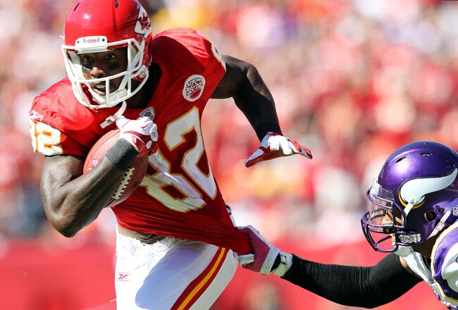KANSAS CITY, MO - OCTOBER 02:  Receiver Dwayne Bowe #82 of the Kansas City Chiefs makes a catch for a touchdown during the 2nd half of the game against the Minnesota Vikings on October 2, 2011 at Arrowhead Stadium in Kansas City, Missouri.  (Photo by Jamie Squire/Getty Images)