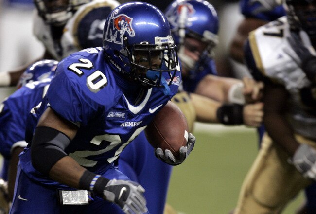 Memphis Tigers DeAngelo Williams #20 looks for open running room against the Akron Zips during the Motor City Bowl at Ford Field in Detroit, Michigan on December 26, 2005. Memphis won the game 38-31. (Photo by Gregory Shamus/Getty Images)