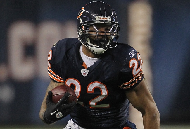 CHICAGO, IL - NOVEMBER 20:  Matt Forte #22 of the Chicago Bears runs against the San Diego Chargers at Soldier Field on November 20, 2011 in Chicago, Illinois. The Bears defeated the Chargers 31-20.  (Photo by Jonathan Daniel/Getty Images)