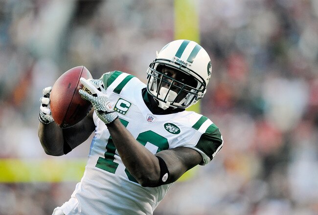 LANDOVER, MD - DECEMBER 04:  Santonio Holmes #10 of the New York Jets catches a 30 yard touchdown pass from Mark Sanchez #6 of the New York Jets against the Washington Redskins at FedExField on December 4, 2011 in Landover, Maryland.  (Photo by Patrick McDermott/Getty Images)
