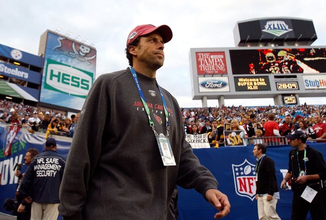 TAMPA, FL - FEBRUARY 01:  Offensive coordinator Todd Haley of the Arizona Cardinals takes the field against the Pittsburgh Steelers during Super Bowl XLIII on February 1, 2009 at Raymond James Stadium in Tampa, Florida. Steelers won 27-23. (Photo by Chris Graythen/Getty Images)