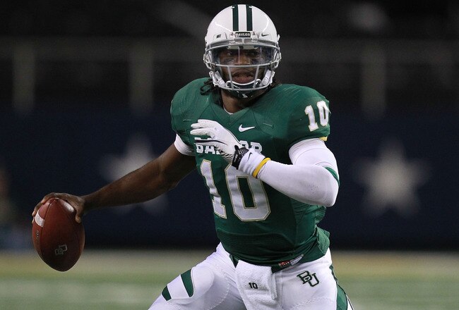 ARLINGTON, TX - NOVEMBER 26:  Robert Griffin III #10 of the Baylor Bears passes against the Texas Tech Red Raiders at Cowboys Stadium on November 26, 2011 in Arlington, Texas.  (Photo by Ronald Martinez/Getty Images)