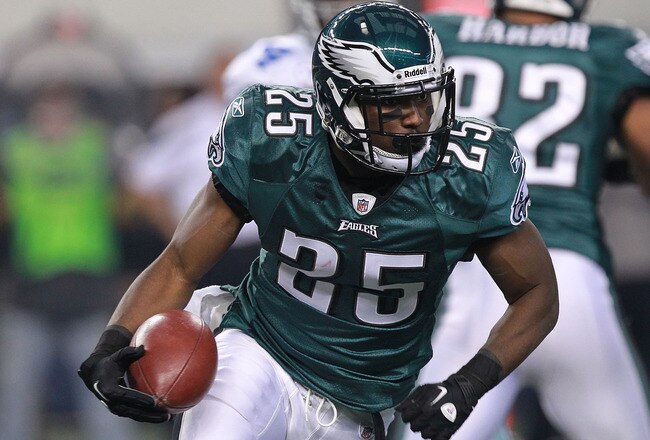 ARLINGTON, TX - DECEMBER 24:  LeSean McCoy #25 of the Philadelphia Eagles at Cowboys Stadium on December 24, 2011 in Arlington, Texas.  (Photo by Ronald Martinez/Getty Images)