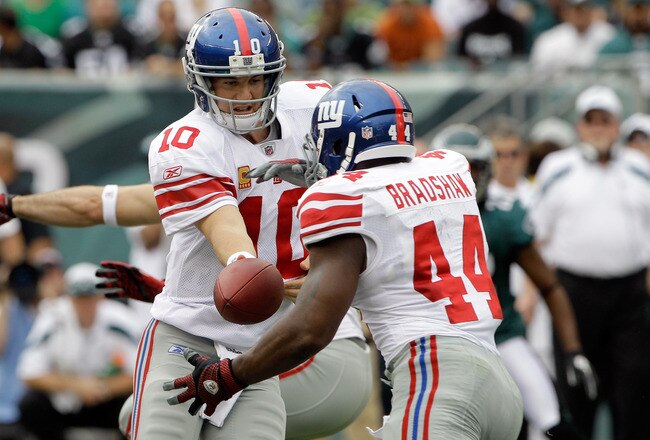 PHILADELPHIA, PA - SEPTEMBER 25: Quarterback  Eli Manning #10 of the New York Giants hands the ball off to running back Ahmad Bradshaw #44 during the first half against the Philadelphia Eagles at Lincoln Financial Field on September 25, 2011 in Philadelphia, Pennsylvania.  (Photo by Rob Carr/Getty Images)