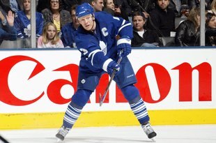 TORONTO - FEBRUARY 2: Mats Sundin #13 of the Toronto Maple Leafs passes the puck against the Ottawa Senators during their NHL game at the Air Canada Centre February 2, 2008 in Toronto, Ontario.(Photo By Dave Sandford/Getty Images)