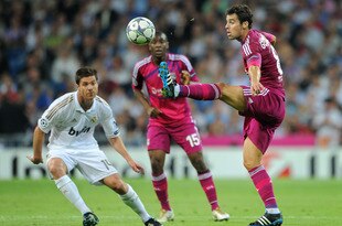 MADRID, SPAIN - OCTOBER 18: Miralem Pjanic (R) of Olympique Lyonnais controls the ball besides Xabi Alonso (L) of Real Madrid and Gueida Fofana of Olympique Lyonnais during the UEFA Champions League group D match between Real Madrid and Olympique Lyonnais at the Estadio Santiago Bernabeu on October 18, 2011 in Madrid, Spain.  (Photo by Jasper Juinen/Getty Images)