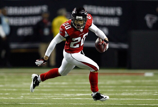 ATLANTA, GA - JANUARY 15:  Brent Grimes #20 of the Atlanta Falcons returns a fumble by Greg Jenning #85 of the Green Bay Packers in the first quarter during their 2011 NFC divisional playoff game at Georgia Dome on January 15, 2011 in Atlanta, Georgia.  (Photo by Chris Graythen/Getty Images)