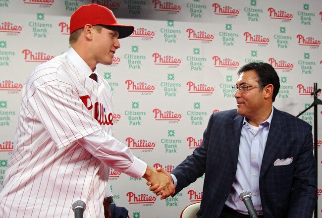 PHILADELPHIA, PA - NOVEMBER 14:  General Manager Rubin Amaro Jr. shakes the hand of Jonathan Papelbon of the Philadelphia Phillies as Papelbon signed a four-year, $50,000,058 contract, at Citizens Bank Park on November 14, 2011 in Philadelphia, Pennsylvania.  (Photo by Len Redkoles/Getty Images)