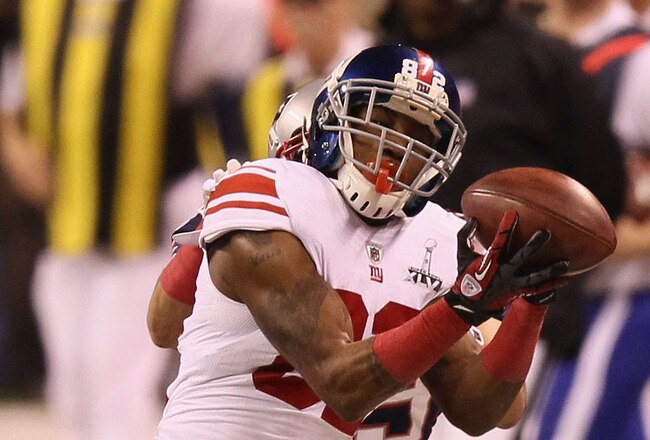 INDIANAPOLIS, IN - FEBRUARY 05:  Mario Manningham #82 of the New York Giants makes a catch on the sidelines against Sterling Moore #29 of the New England Patriots for a gain of 39 yards in the fourth quarter during Super Bowl XLVI at Lucas Oil Stadium on February 5, 2012 in Indianapolis, Indiana.  (Photo by Win McNamee/Getty Images)