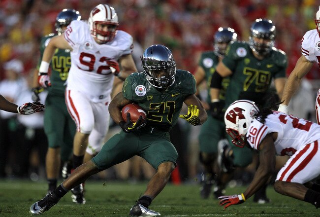 PASADENA, CA - JANUARY 02:  Running back LaMichael James #21 of the Oregon Ducks is tackled by a Wisconsin Badgers defender at the 98th Rose Bowl Game on January 2, 2012 in Pasadena, California.  (Photo by Stephen Dunn/Getty Images)