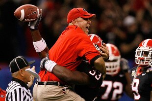 NEW ORLEANS - JANUARY 01:  Defensive coordinator Willie Martinez and Dannell Ellerbe #33 of the Georgia Bulldogs celebrate after Ellerbe intercepted the ball against the Hawai'i Warriors during the Allstate Sugar Bowl at the Louisiana Superdome on January 1, 2008 in New Orleans, Louisiana. Georgia won 41-10. (Photo by Kevin C. Cox/Getty Images)