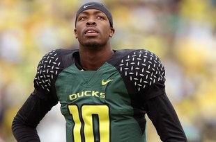 EUGENE, CA - SEPTEMBER 29:  Quarterback Dennis Dixon #10 of the Oregon Ducks looks on the field during the game against the California Golden Bears at Autzen Stadium on September 29, 2007 in Eugene, Oregon. (Photo by Jonathan Ferrey/Getty Images)