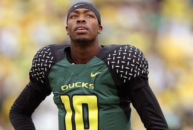 EUGENE, CA - SEPTEMBER 29:  Quarterback Dennis Dixon #10 of the Oregon Ducks looks on the field during the game against the California Golden Bears at Autzen Stadium on September 29, 2007 in Eugene, Oregon. (Photo by Jonathan Ferrey/Getty Images)