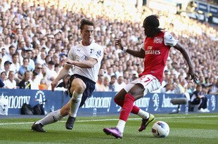 LONDON, ENGLAND - OCTOBER 02:  Scott Parker of Tottenham Hotspur and Gervinho of Arsenal battle for the ball during the Barclays Premier League match between Tottenham Hotspur and Arsenal at White Hart Lane on October 2, 2011 in London, England.  (Photo by Julian Finney/Getty Images)