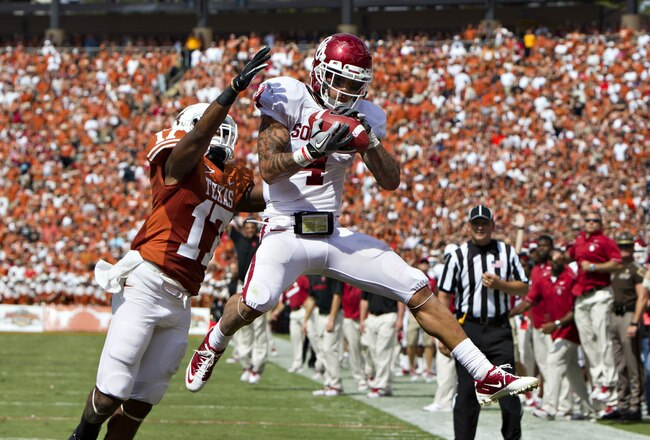 DALLAS, TX - OCTOBER 8:   Kenny Stills #4 of the Oklahoma Sooners catches a touchdown pass over Adrian Phillips #17 of the Texas Longhorns at the Cotton Bowl on October 8, 2011 in Dallas, Texas.  The Sooners defeated the Longhorns 55 to 17.  (Photo by Wesley Hitt/Getty Images)