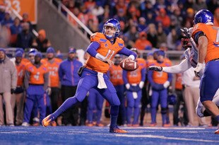 BOISE, ID - DECEMBER 03: Kellen Moore #11 of the Boise State Broncos passes against the New Mexico Lobos at Bronco Stadium on December 3, 2011 in Boise, Idaho.  (Photo by Otto Kitsinger III/Getty Images)
