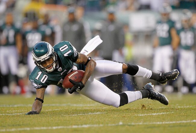 PHILADELPHIA, PA - NOVEMBER 27:  DeSean Jackson #10 of the Philadelphia Eagles catches a 44-yard reception in the first quarter against the New England Patriots at Lincoln Financial Field on November 27, 2011 in Philadelphia, Pennsylvania.  (Photo by Rich Schultz/Getty Images)