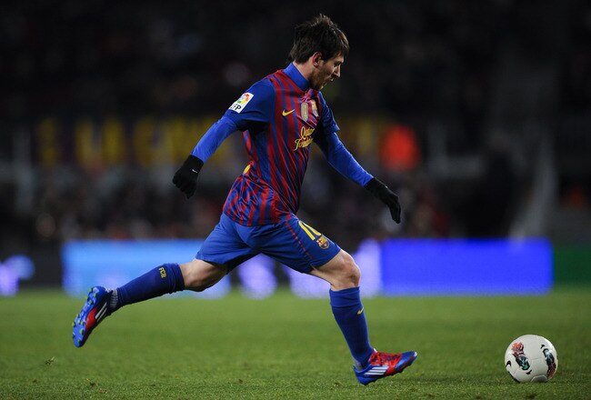 BARCELONA, SPAIN - FEBRUARY 04:  Lionel Messi of FC Barcelona runs with the ball during the La Liga match between FC Barcelona and Real Sociedad de Futbol at Camp Nou on February 4, 2012 in Barcelona, Spain.  (Photo by David Ramos/Getty Images)