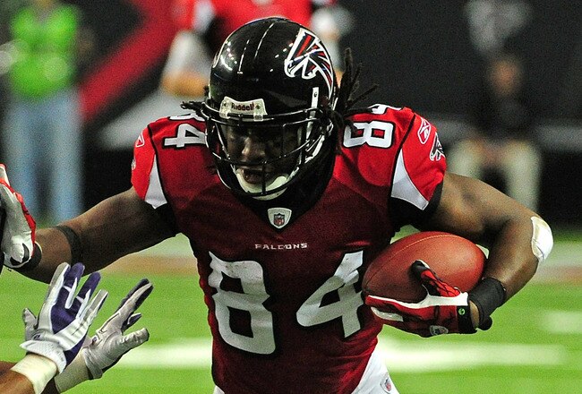 ATLANTA, GA - NOVEMBER 27: Roddy White #84 of the Atlanta Falcons runs with a catch against Jamarca Sanford #33 of the Minnesota Vikings at the Georgia Dome on November 27, 2011 in Atlanta, Georgia. (Photo by Scott Cunningham/Getty Images)