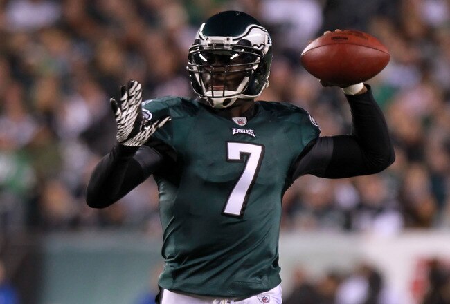 PHILADELPHIA, PA - NOVEMBER 07:   Michael Vick #7 of the Philadelphia Eagles looks to pass against the Chicago Bears during the first half of the game at Lincoln Financial Field on November 7, 2011 in Philadelphia, Pennsylvania.  (Photo by Nick Laham/Getty Images)
