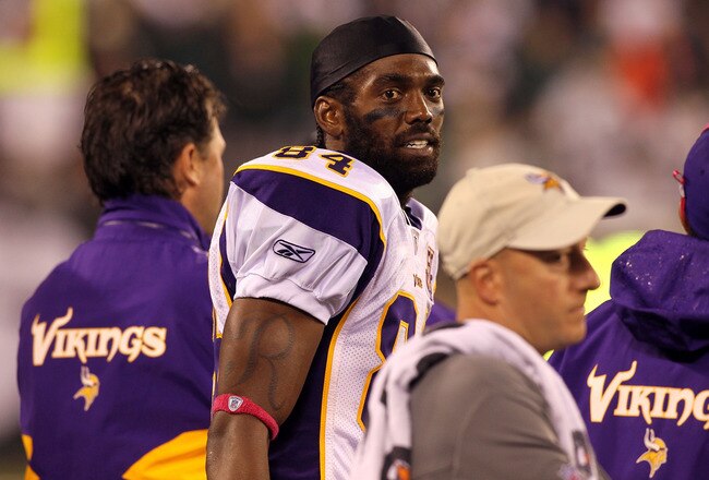 EAST RUTHERFORD, NJ - OCTOBER 11:  Randy Moss #84 of the Minnesota Vikings looks on from the sideline against the New York Jets at New Meadowlands Stadium on October 11, 2010 in East Rutherford, New Jersey.  (Photo by Jim McIsaac/Getty Images)