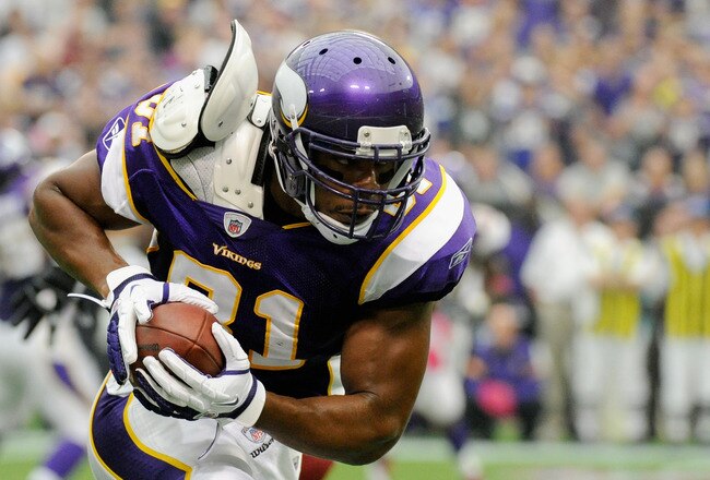 MINNEAPOLIS, MN - OCTOBER 9: Visanthe Shiancoe #81 of the Minnesota Vikings carries the ball against the Arizona Cardinals in the first quarter on October 9, 2011 at Hubert H. Humphrey Metrodome in Minneapolis, Minnesota. The Vikings defeated the Cardinals 34-10. (Photo by Hannah Foslien/Getty Images)
