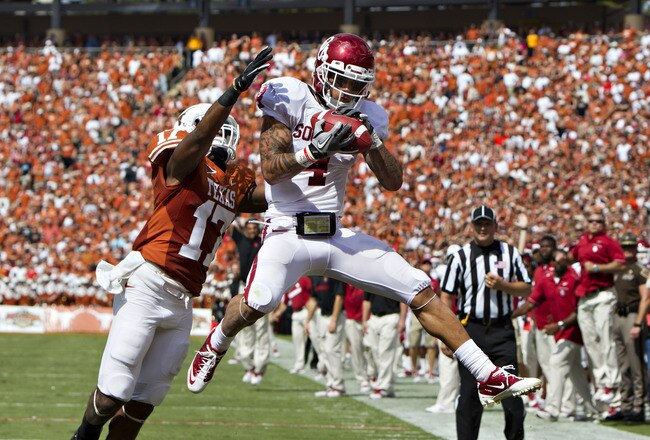 DALLAS, TX - OCTOBER 8:   Kenny Stills #4 of the Oklahoma Sooners catches a touchdown pass over Adrian Phillips #17 of the Texas Longhorns at the Cotton Bowl on October 8, 2011 in Dallas, Texas.  The Sooners defeated the Longhorns 55 to 17.  (Photo by Wesley Hitt/Getty Images)
